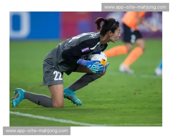 孟加拉国门将陈晨飞身扑救远射，年轻防线经受大赛考验